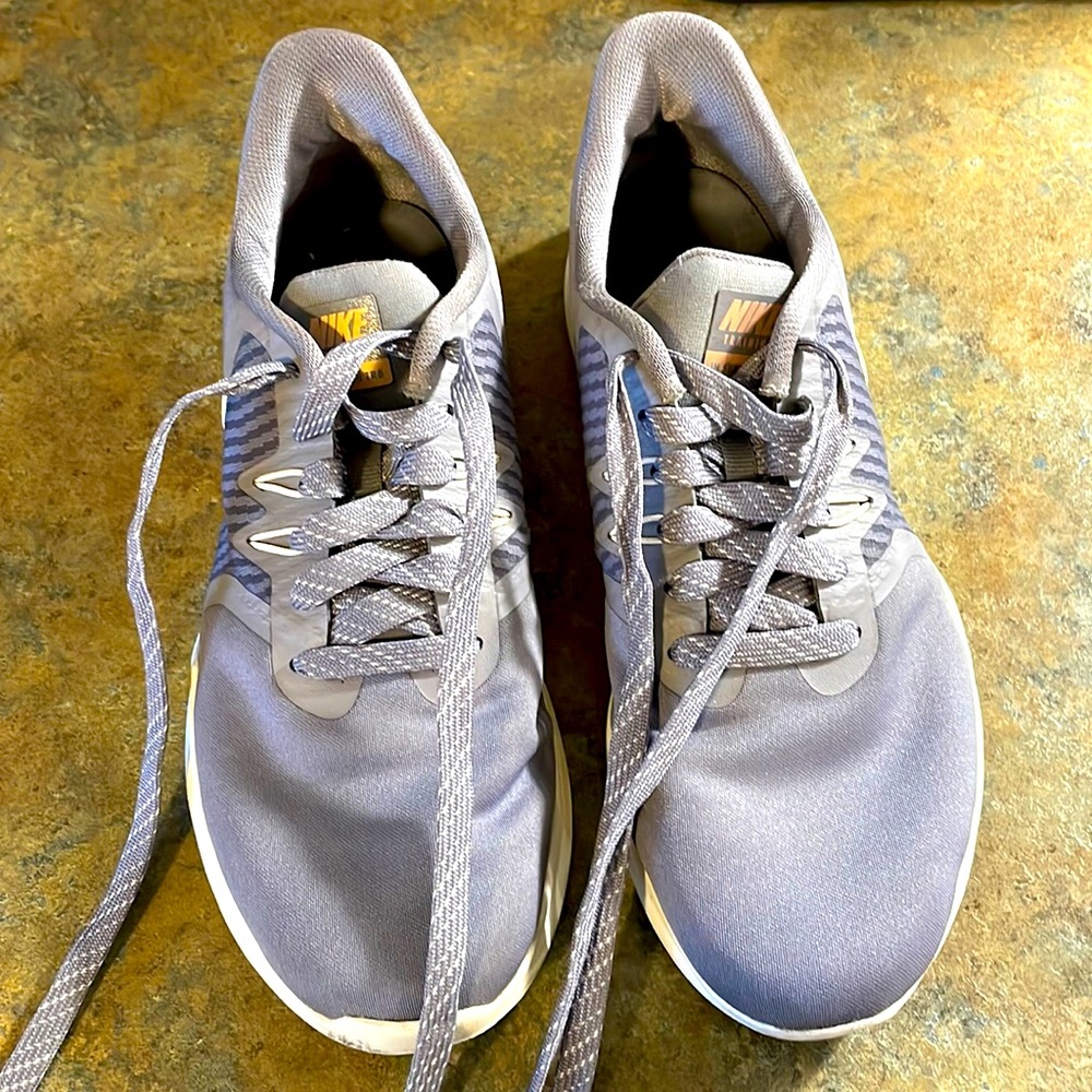 Women’s Nike sneakers tennis shoes